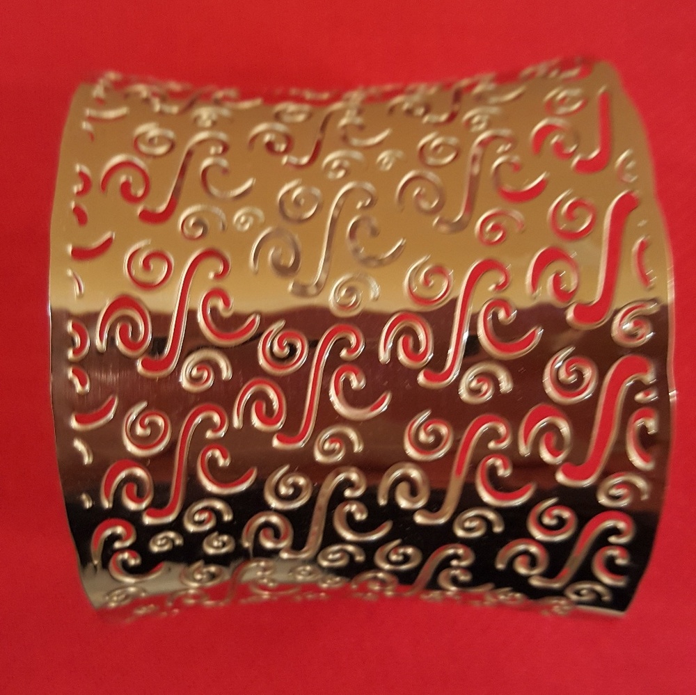 🔮Silver tone cutout bracelete.